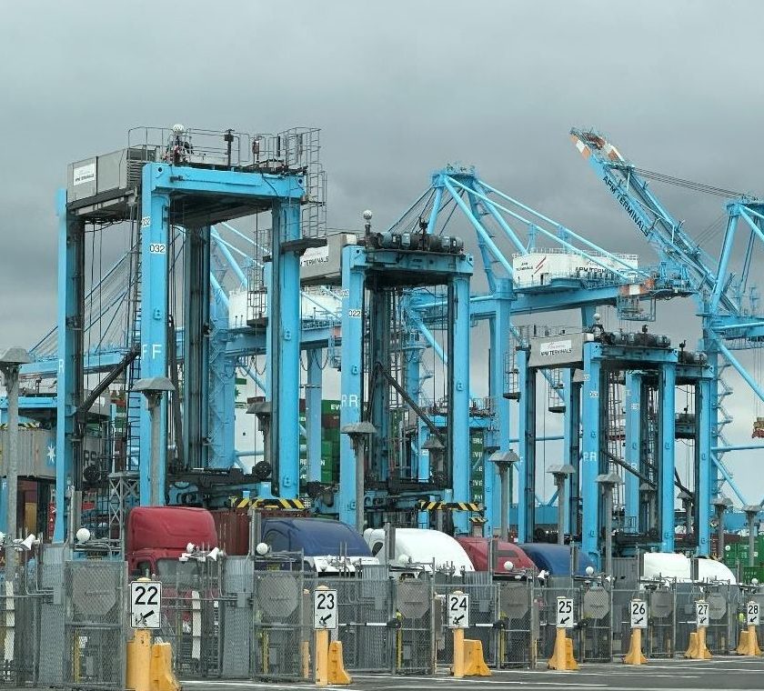 Kalmar and APM Terminals join forces for straddle carrier electrification pilot at Pier 400 terminal in Los Angeles