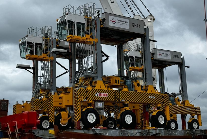 Eight Kalmar electric straddle carriers arrive at London Gateway